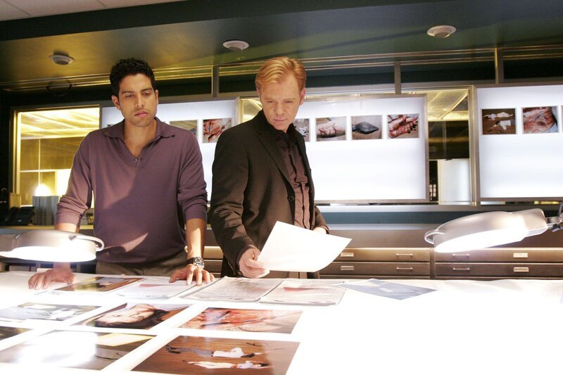 Horatio (David Caruso, r.) und Delko (Adam Rodriguez) vergleichen die Fotos vom Tatort. Finden sie ein Detail, dass zur Aufklärung des Falles führt? – Bild: RTL