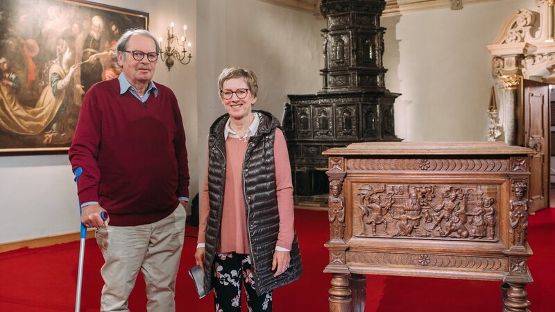 Stammt diese Truhe mit geschnitzten Bildszenen aus dem 19. oder dem 16. Jahrhundert? – Bild: BR/​Vera Johannsen