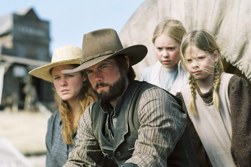 Weil sie das Land unrechtmäßig besiedelt haben müssen Caroline (Erin Cottrell, l.), Charles (Cameron Bancroft, 2.v.l.), Mary (Danielle Chuchran, 2.v.r.) und Laura (Kyle Chavarria, r.) das Grundstück wieder verlassen. – Bild: ABC, Inc.