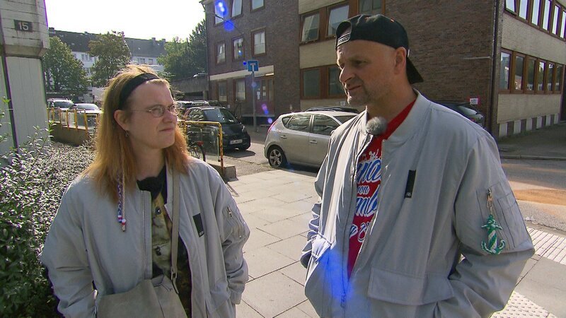 Jessica und Olaf hoffen nach dem Umzug auf die baldige Rückkehr ihres Sohns. – Bild: RTLZWEI