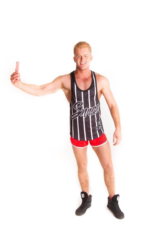 Fitness-Freak Lewis zeigt gerne seine Muckis und greift dafür auch zu Hotpants und Selbstbräuner. Kann das Umstyling-Team dem jungen Friseurmeister einen seriösen Business-Look verpassen? – Bild: Fremantle Media Enterprises Ltd. /​ Dan Broom