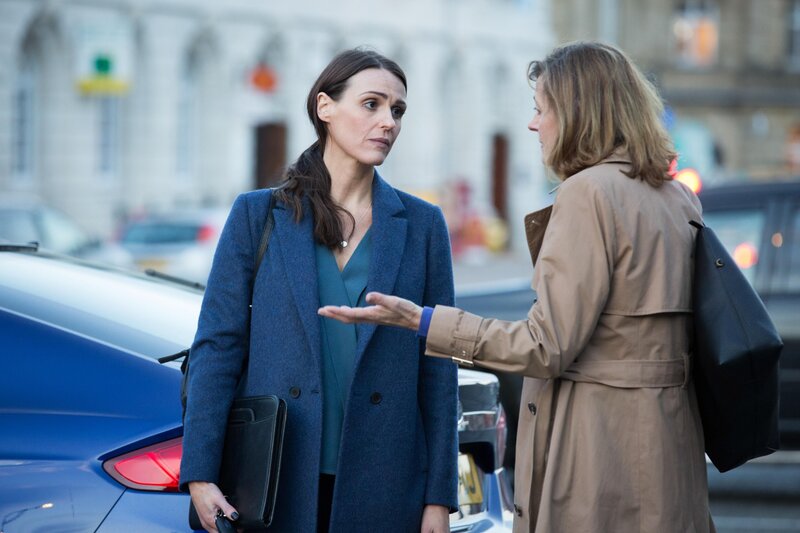 DC Rachel Bailey (Suranne Jones, l.); DSI Julie Dodson (Pippa Haywood, r.) – Bild: Danielle Baguley