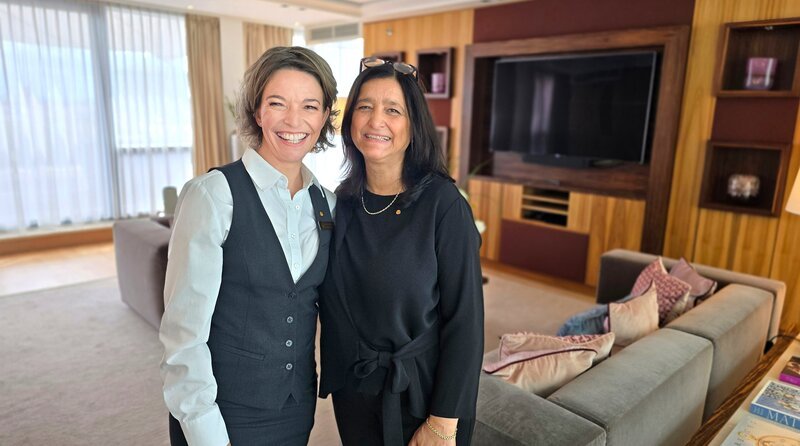 Anna Planken (l) arbeitet zusammen mit Executive Housekeeping Antonella Stubert eine Schicht im Team des Housekeeping im Kö59 mit. – Bild: WDR/​sagamedia