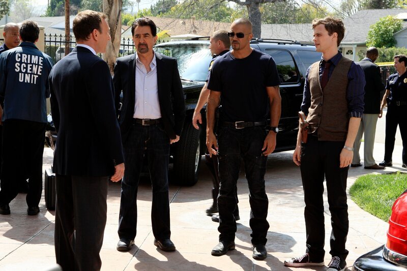 Werden nach San Diego, Kalifornien gerufen, um Det. Bryce Harding (Michael Raynor, l.) und sein Team in einem Mordfall zu unterstützen: Rossi (Joe Mantegna, 2.v.l.), Morgan (Shemar Moore, 2.v.r.) und Reid (Matthew Gray Gubler, r.) – Bild: American Broadcasting Companies, Inc.
