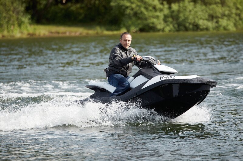 Semir (Erdogan Atalay) nimmt die Verfolgung der Flüchtigen mit einem Jetski auf. – Bild: RTL /​ Guido Engels