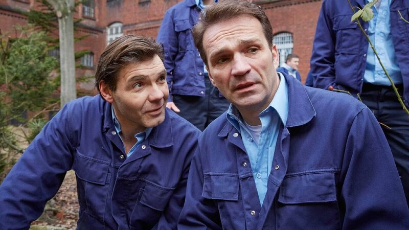 Ex-Staatsanwalt Sander (Mathias Herrmann, r.) und der von ihm einst angeklagte Schwerverbrecher Roman (Max Hopp) treffen im Innenhof der JVA aufeinander. – Bild: TVNOW /​ Guido Engels