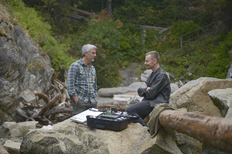 Der Fisch und Wildtier-Agent Peter Morrow (Christopher Cousins, l.) versucht, den seltsamen Ereignissen auf der Insel mit Wissenschaft auf den Grund zu gehen. Erkennt Pater Marcus (Ben Daniels, r.) unterdessen, dass hier ganz andere Mächte am Werk sind? – Bild: Fox and its related entities