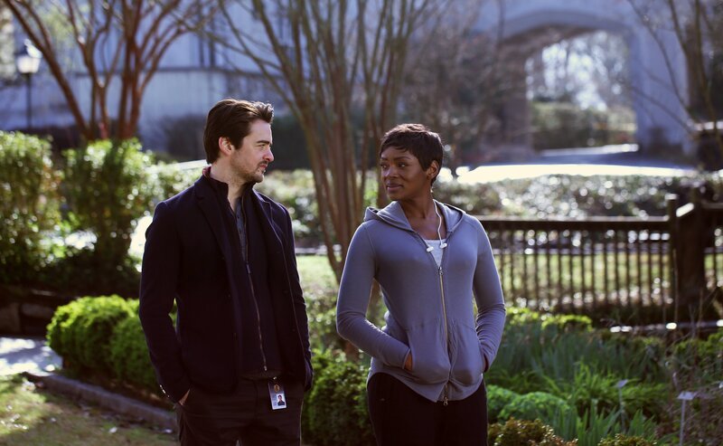 Clark Richards (Vincent Piazza, l.); Dr. Major Nichole Sykes (Caroline Chikezie, r.) – Bild: Fox and its related entities /​ Eliza Morse