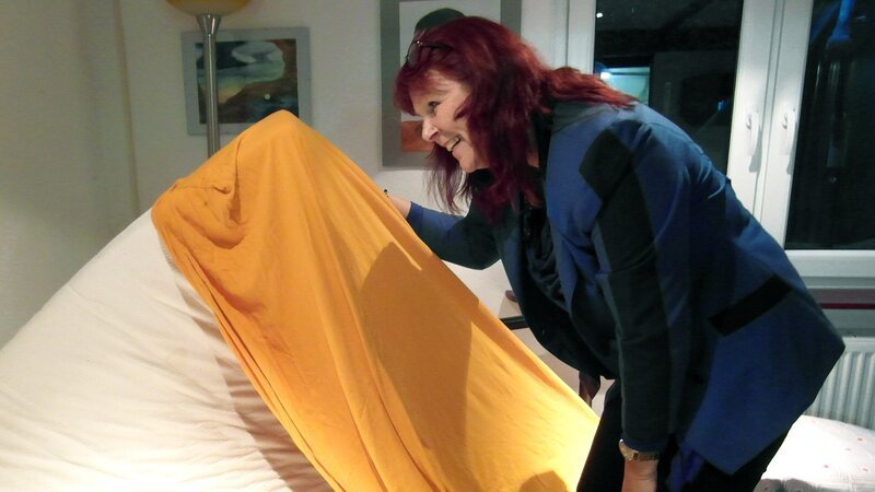 Tauschmutter Kerstin beszieht das Bett neu – Bild: RTL II