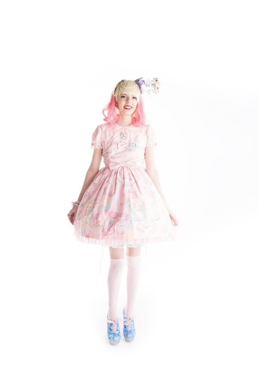 Spieluhr-Kopfschmuck und rosa Glitzer: Mit dem Style einer fünfjährigen tritt Jade vor die Umstyling-Experten und damit stehen diese vor ihrer bisher größten Herausforderung … – Bild: Fremantle Media Enterprises Ltd.