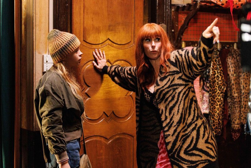 Théa (Cypriane Gardin, l.); Morgane Alvaro (Audrey Fleurot, r.) – Bild: NICOLAS ROUCOU /​ SEPTEMBRE PRODUCTIONS /​ ITINERAIRE PRODUCTIONS /​ UGC /​ TF1