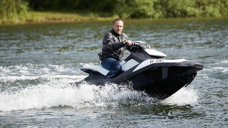 Semir (Erdogan Atalay) nimmt die Verfolgung der Flüchtigen mit einem Jetski auf. – Bild: TVNOW /​ Guido Engels