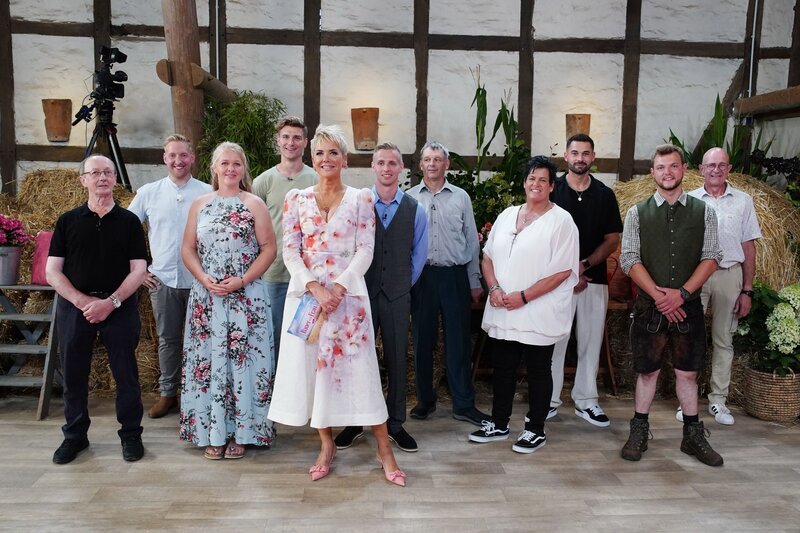 V.l.: Walter, Daniel, Insa, Friedrich, Inka Bause, Christopher, Johann, Simone, Basti, Michi, Herbert – Bild: RTL / Stefan Gregorowius V.l.: Walter, Daniel, Insa, Friedrich, Inka Bause, Christopher, Johann, Simone, Basti, Michi, Herbert – Bild: RTL / Stefan Gregorowius