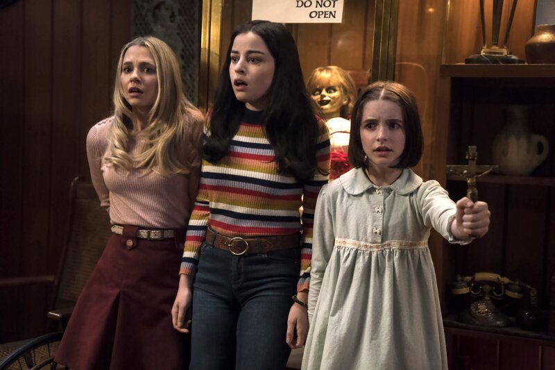 (v.l.n.r.) Mary Ellen (Madison Iseman); Daniela Rios (Katie Sarife); Annabelle; Judy Warren (Mckenna Grace) – Bild: PLURIMEDIA (Warner Bros. France /​ Warner Bros. Entertainment Inc. /​ New Line Cinema /​ Atomic Monster /​ The Safran Company)