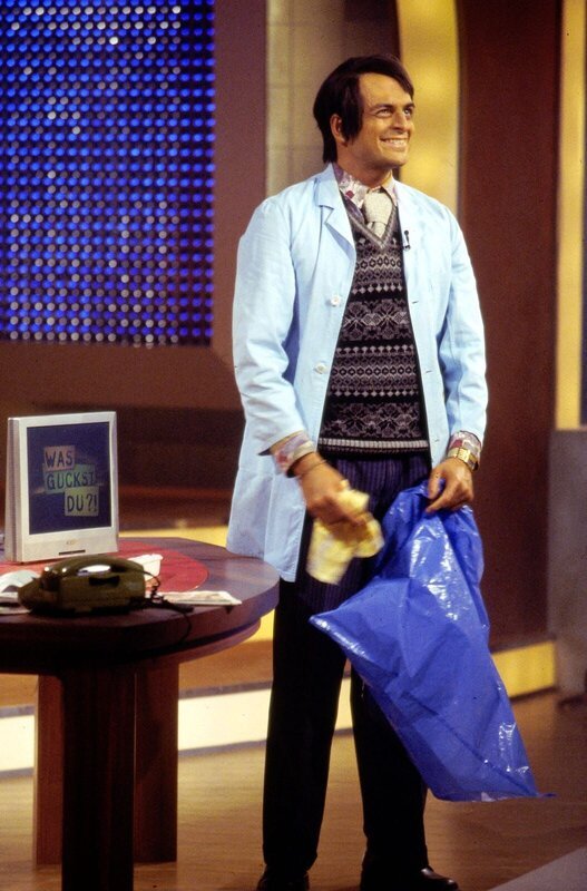 Der Inder Ranjid (Kaya Yanar) arbeitet als Putzmann im "WAS GUCKST DU?!"-Studio. – Bild: Sat.1 emotions Der Inder Ranjid (Kaya Yanar) arbeitet als Putzmann im "WAS GUCKST DU?!"-Studio. – Bild: Sat.1 emotions