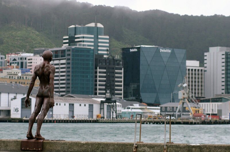 „Solace in the Wind“ (Trost im Wind) – die Statue von Max Patté an der Uferpromenade von Wellington, Neuseeland – Bild: Elephant Doc