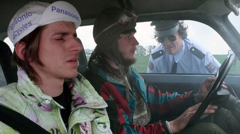 Günther (Johannes Kürschner, mi.) und Hindrich (Franz Müller, li) werden von einem Polizisten (Olaf Schubert) angehalten. – Bild: MDR/Kürschner und Müller Günther (Johannes Kürschner, mi.) und Hindrich (Franz Müller, li) werden von einem Polizisten (Olaf Schubert) angehalten. – Bild: MDR/Kürschner und Müller