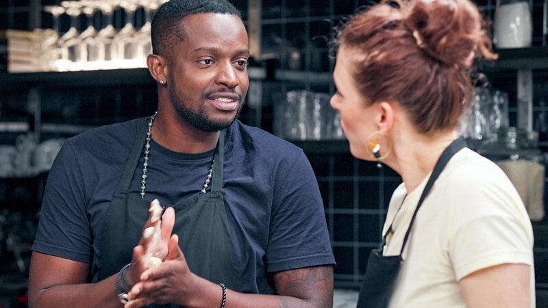 Beignets: Charles Nguela und Nicole Freudiger in der Backküche. – Bild: SRF
