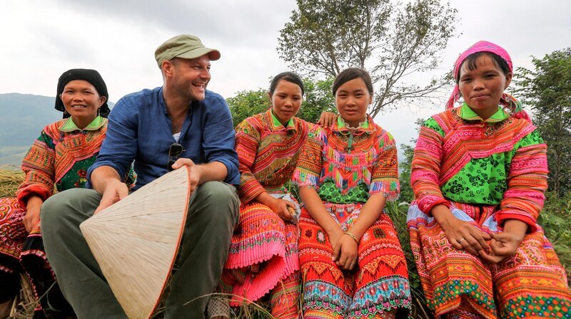 Kurze Pause von schweißtreibender Arbeit: Korrespondent Philipp Abresch mit den Reisbauern von Ha Giang. – Bild: NDR/​Philipp Abresch