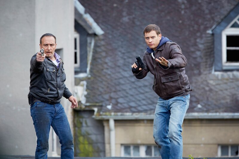 Semir (Erdogan Atalay, l.) und Alex (Vinzenz Kiefer) versuchen den Hacker von seinem wahnsinnigen Racheplan abzubringen … – Bild: RTL /​ Guido Engels