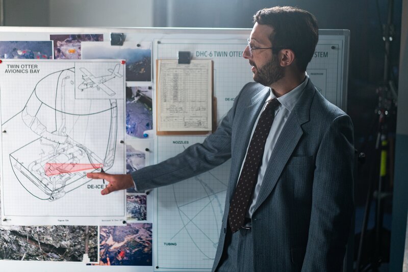 REENACTMENT – Der technische Ermittler (gespielt von Michael Musi) konzentriert sich auf das Scheibenenteisungssystem der deHavilland DHC-6 als Hauptursache für das Feuer, das sich im Pilgrim Airlines Flug 458 auf dem Weg nach Boston, Massachusetts, mit 11 Menschen an Bord ausbreitete. – Bild: Shay Markowitz /​ Cineflix