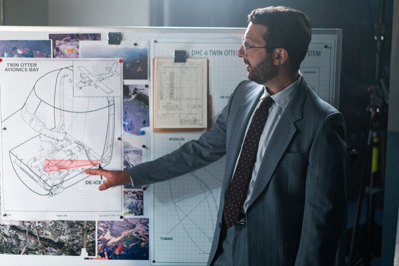 REENACTMENT – Der technische Ermittler (gespielt von Michael Musi) konzentriert sich auf das Scheibenenteisungssystem der deHavilland DHC-6 als Hauptursache für das Feuer, das sich im Pilgrim Airlines Flug 458 auf dem Weg nach Boston, Massachusetts, mit 11 Menschen an Bord ausbreitete. – Bild: Shay Markowitz /​ Cineflix