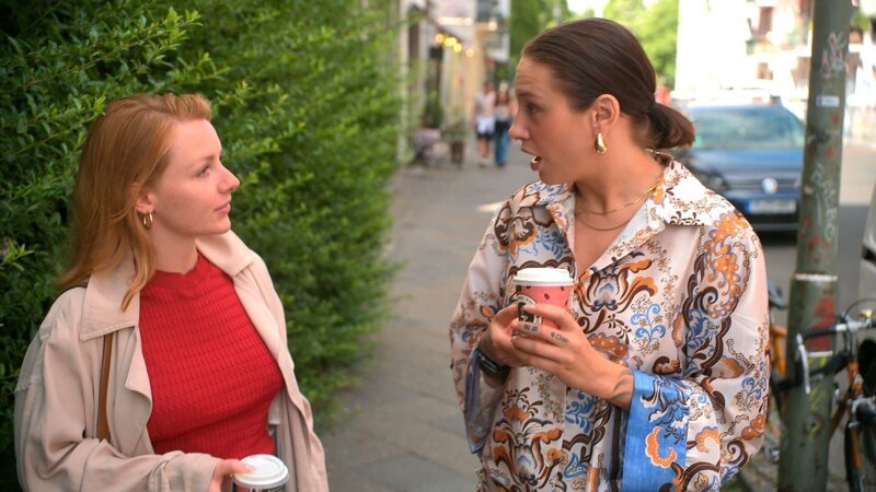 Die Tageseinnahmen aus dem Matrix sind gestohlen, und Milla fürchtet Ärger mit Piet. Da taucht Karim auf und gibt ihr das fehlende Geld. Milla ist erleichtert. Doch als sie später vom Einbruch in der Schnitte hört, schwant ihr Böses. – Bild: RTLZWEI