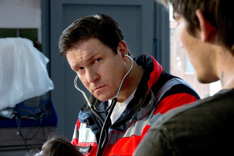 Dr. Christian Kleist (Francis-Fulton Smith, l.) kann Yannick zwar im letzten Moment retten, ist aber auch wütend über dessen verantwortungsloses Verhalten (mit Komparse, r.). – Bild: NDR/​ARD/​Volker Roloff