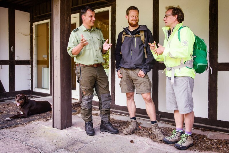 Wigald Boning (r.) und Friedrich „Fritz“ Meinecke (M.) mit Ulf Wosnizek. – Bild: RTL /​ Schwarzbild Medienproduktion GmbH