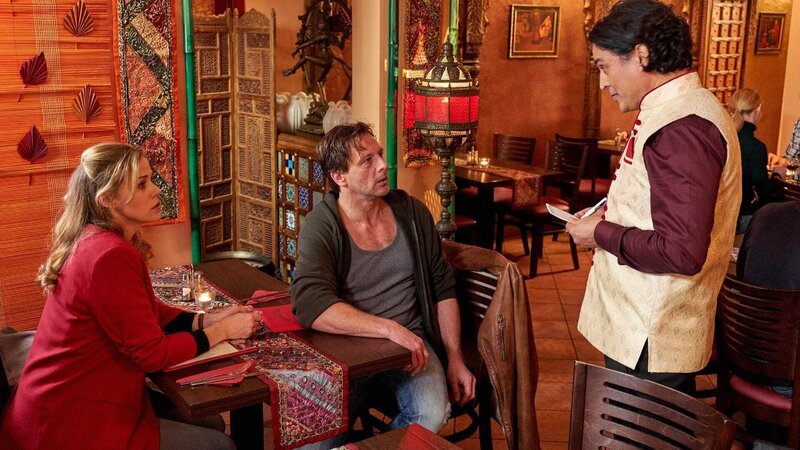Stefan Vollmer (Hendrik Duryn, M.) und Karin Noske (Jessica Ginkel) sind im Restaurant von Kasis Eltern. Mit Kasis Vater Jeevan (Sabiullah Anwar) reden sie über die bevorstehende Verlobung von Kasi. – Bild: TVNOW /​ Frank Dicks