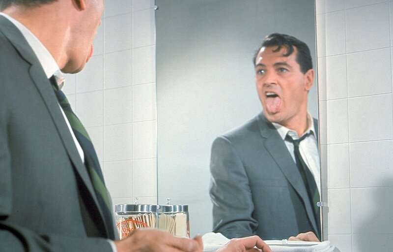 Sein Spezialgebiet ist die Selbstdiagnose – doch ob George (Rock Hudson) richtig diagnostiziert, ist eine andere Frage … – Bild: Universal Pictures Sein Spezialgebiet ist die Selbstdiagnose – doch ob George (Rock Hudson) richtig diagnostiziert, ist eine andere Frage … – Bild: Universal Pictures