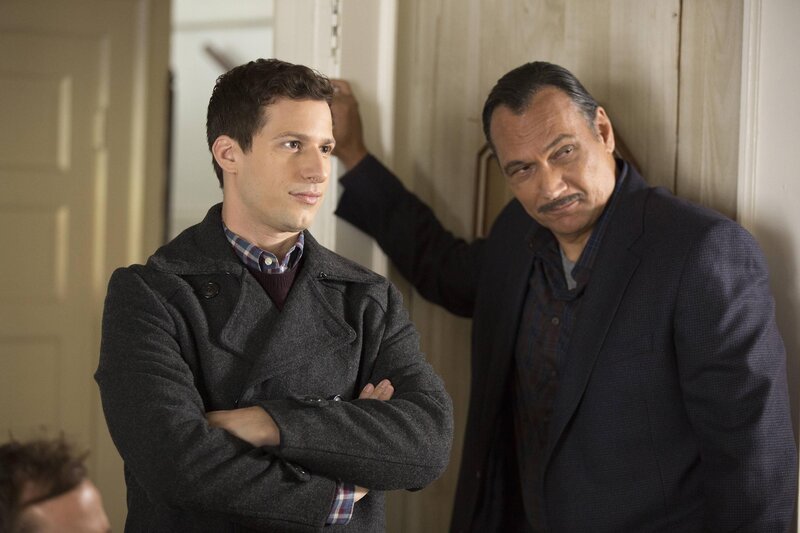 Jake Peralta (Andy Samberg, l.); Victor Santiago (Jimmy Smits, r.). – Bild: NBCUniversal Media, LLC /​ John P. Fleenor