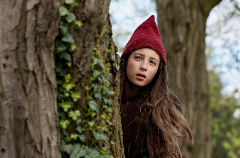 Tinka (Josephine Chavarria Højbjerg) späht die Wachen aus. – Bild: MDR/​TV2/​Agnete Schlichtkrull