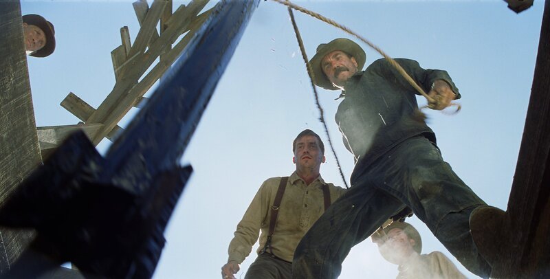 Bei einer Probebohrung in der Wüste stößt Daniel Plainview (Daniel Day-Lewis, r.) tatsächlich auf Öl … – Bild: Credit: TVP S.A., Bei einer Probebohrung in der Wüste stößt Daniel Plainview (Daniel Day-Lewis, r.) tatsächlich auf Öl … – Bild: Credit: TVP S.A.,