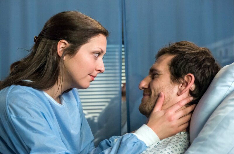 Svenja Dahlmann (Mira Huber, l.); Fabian Brunner (Dennis Schigiol, r.) – Bild: ARD/​Jens Ulrich Koch