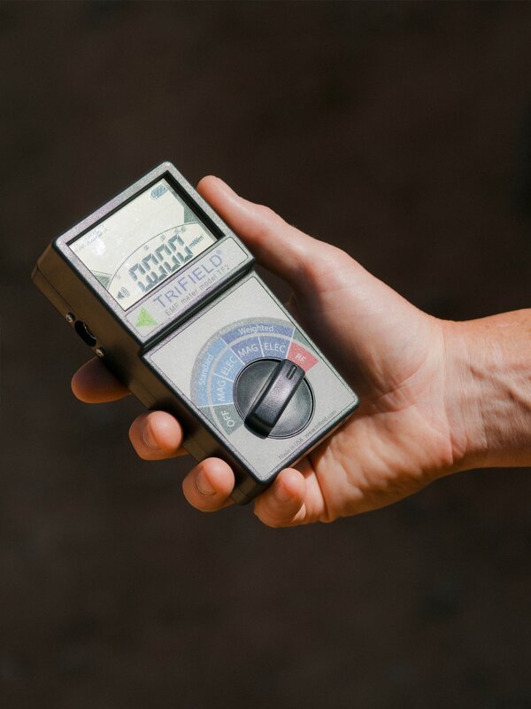 Messgerät für elektromagnetische Felder – Bild: HISTORY /​ A+E Networks