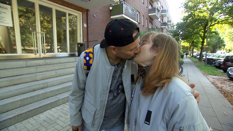 Olaf und Jessica steht ein Tag mit vielen Behördengängen und hoffentlich vielen Antworten bevor. Und wenn alles gut läuft, dauert es nicht mehr lange bis zur Rückführung ihres Sohns. – Bild: RTLZWEI