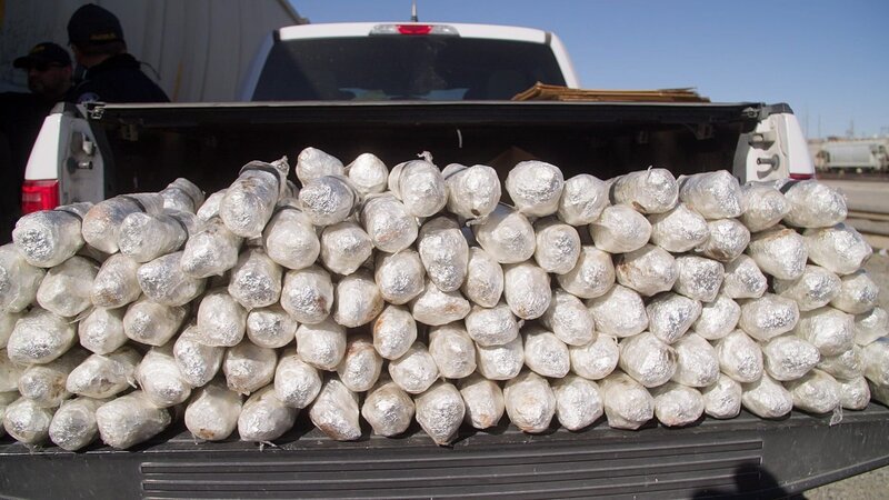 Mehrere Pakete mit mutmaßlichen Betäubungsmitteln liegen gestapelt im Kofferraum eines offiziellen CBP-Fahrzeugs, nachdem sie in einem Rangierbahnhof entdeckt wurden (National Geographic). – Bild: Lucky8TV /​ National Geographic