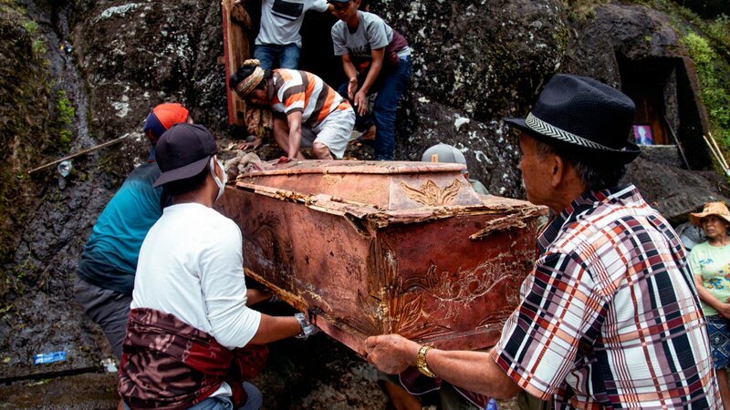 Männer halten einen Sarg – Bild: THE HISTORY CHANNEL /​ A+E Networks