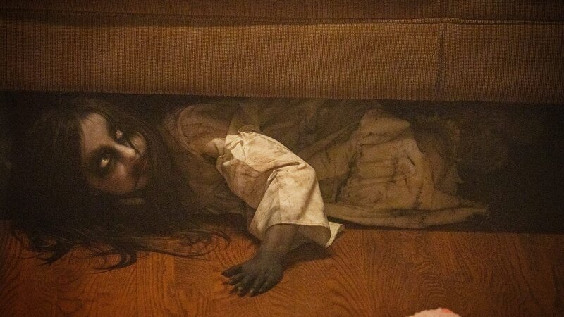Das Mädchen unter dem Bett. – Bild: Warner Bros. Discovery