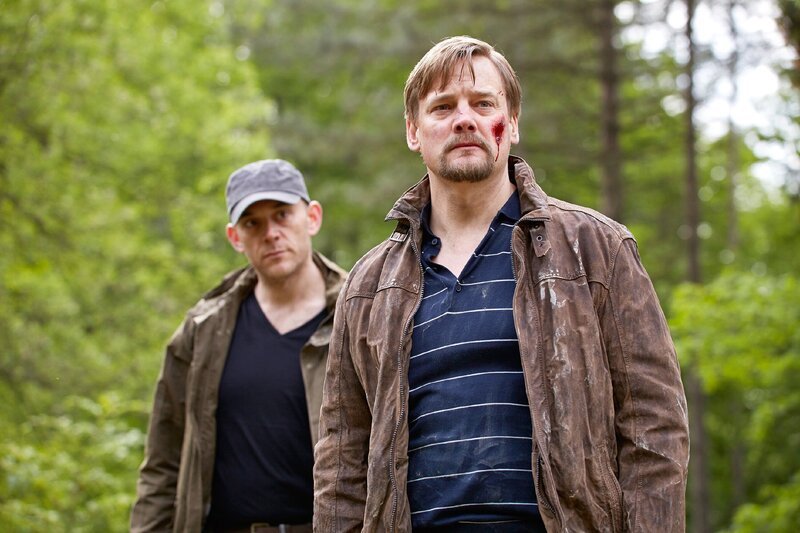 Dams (Robert Dölle, l.) hat Peter Neumann (Christian Beermann) aufgespürt und will von ihm wissen, wo das Geld versteckt ist. – Bild: TVNOW /​ Guido Engels