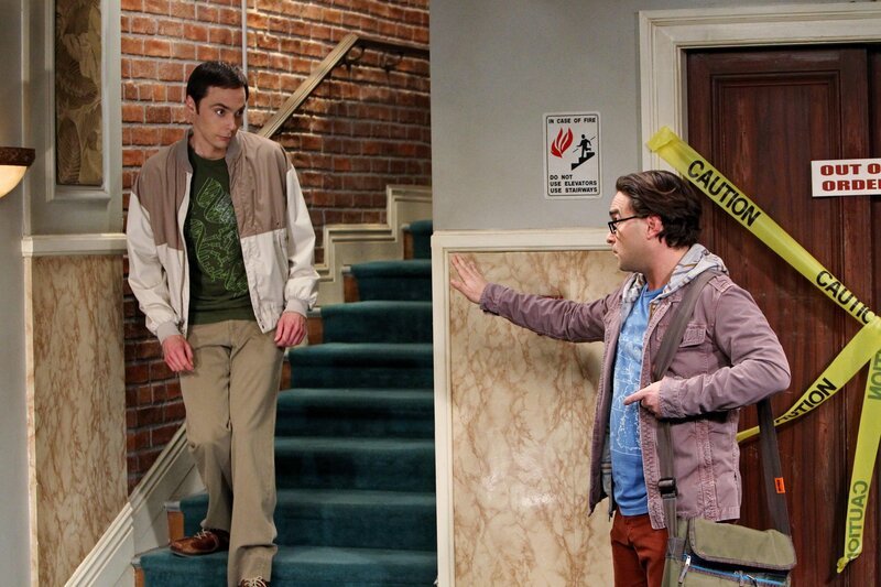 Während sich Leonard (Johnny Galecki, r.) schwer tut, Penny bei ihrer Schauspielkarriere zu unterstützen, versucht Sheldon (Jim Parsons, l.), sich zu entspannen. – Bild: Warner Brothers