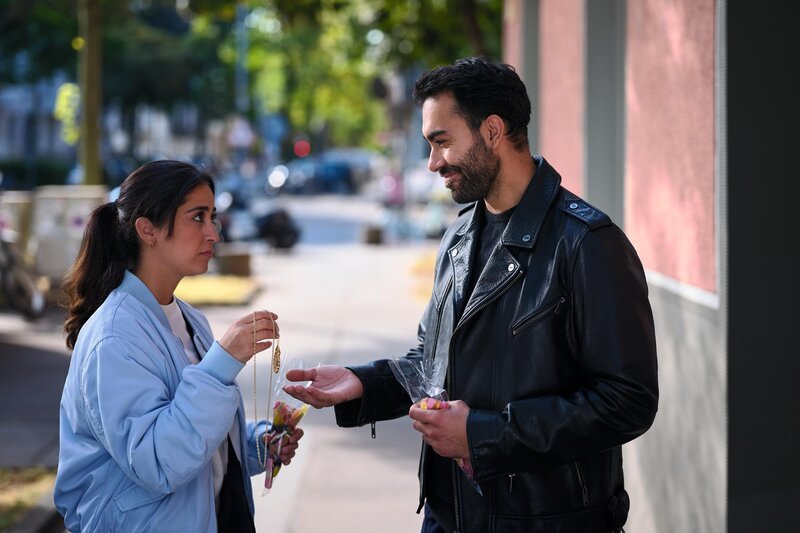 Esma (Özge Delioglan) kann nicht verhindern, dass Baris (Metehan Demiröz) sich hilfsbereit der Ketten-Problematik annimmt. – Bild: RTL /​ Stefan Behrens /​ Zweisam gegen Einsam