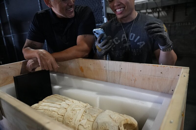 Die CBP-Beamten Ramirez und Liu untersuchen ein antikes Artefakt, das in einer Frachtkiste am JFK-Flughafen entdeckt wurde. (National Geographic) – Bild: National Geographic