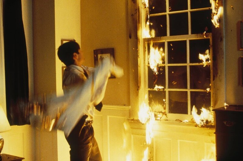 Mulder (David Duchovny) hat sichtlich Mühe, das Flammenmeer zu löschen. – Bild: ProSieben MAXX