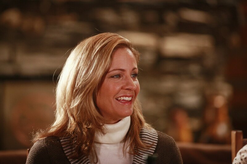 Als Lisa (Jessica Steen) sich in die Vorbereitungen zu Mackenzies Hochzeit einmischt, handelt sie sich Ärger mit Lou ein. – Bild: Mediengruppe RTL /​ MG RTL D