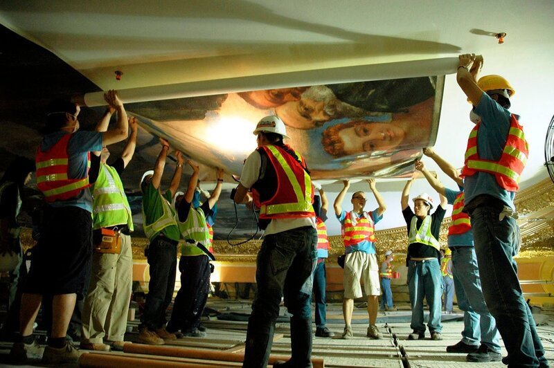Men installing mural on Great Hall (wow space) ceiling. – Bild: The National Geographic Channel
