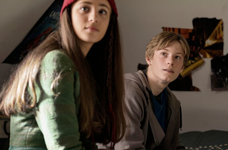 Tinka (Josephine Chavarria Højbjerg) und Lasse (Albert Rosin Harson) in ‚Tinkas Weihnachtsabenteuer‘. – Bild: MDR/​TV2/​Agnete Schlichtkrull