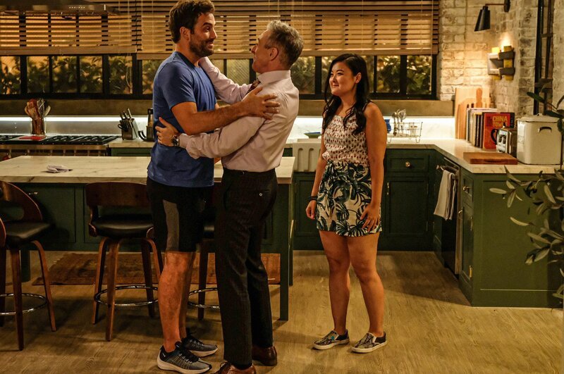 (v.l.n.r.) Andrew Wilson (Daniel Ings); Dr. Dylan Reinhart (Alan Cumming); Sam (Olivia Oguma) – Bild: OPTN