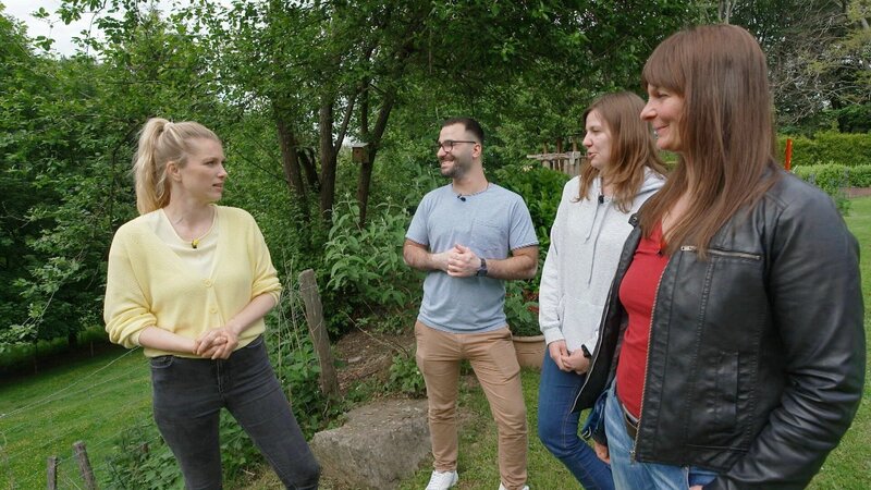 Moderatorin Anni Dunkelmann zeigt Familie Klein einen Garten. – Bild: RTL